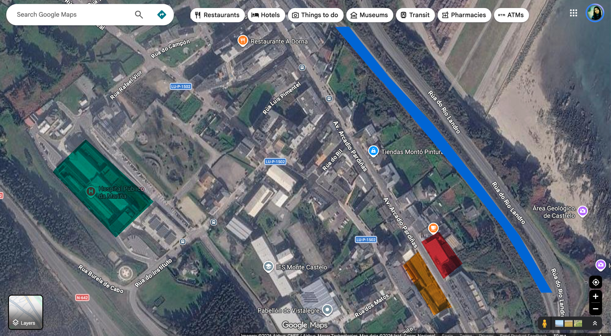 Mapa aéreo de Burela con el hospital, el aparcamiento, la gasolinera y las vías del tren señalados