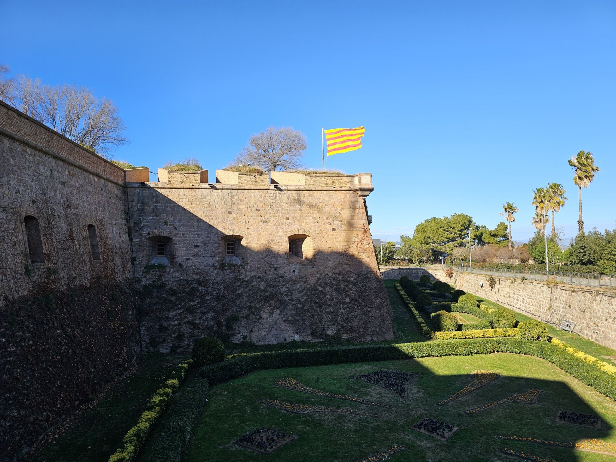 Murallas y foso del Castillo de Montjuïc