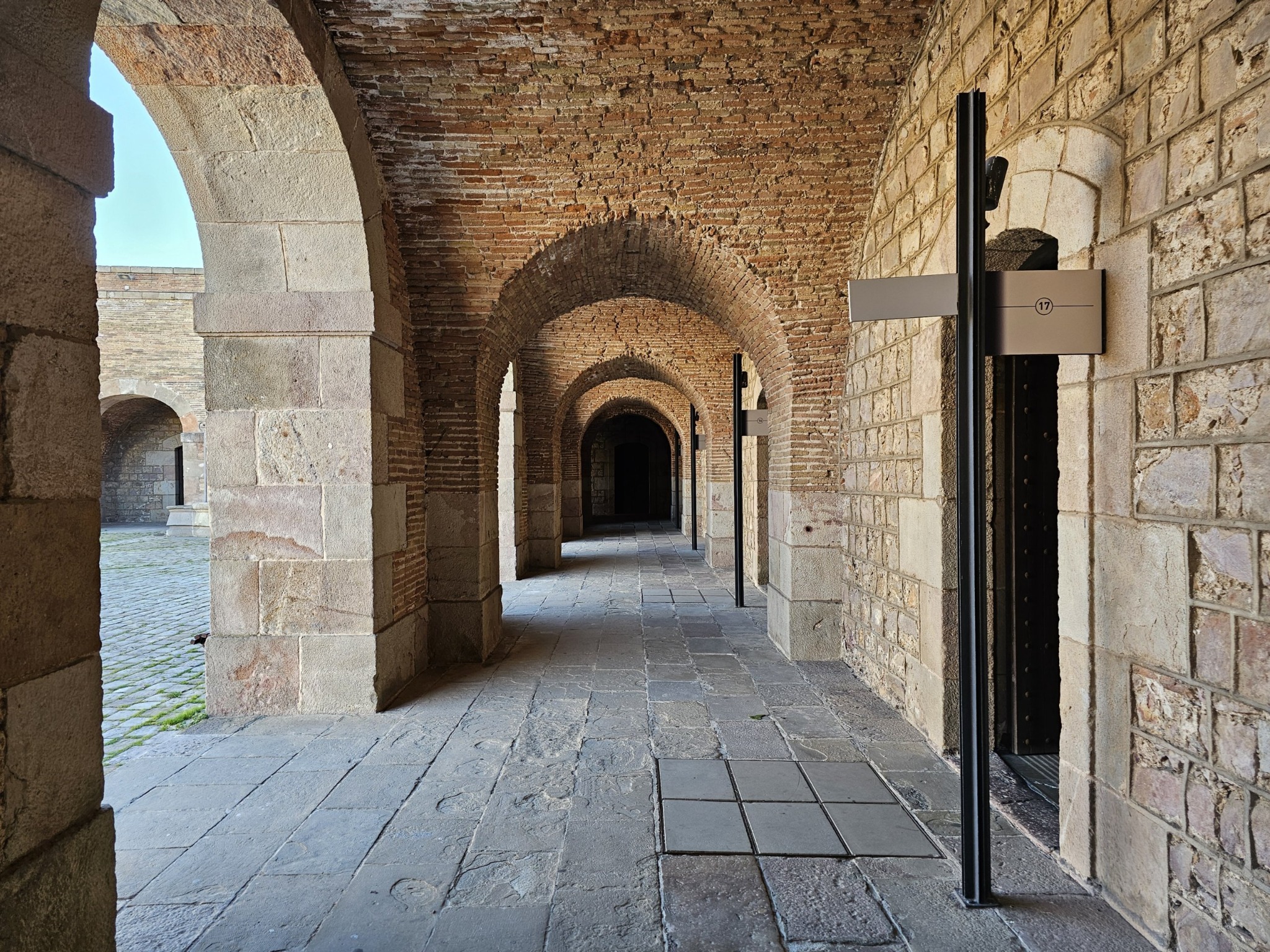 Galerías abovedadas del interior del Castillo de Montjuïc
