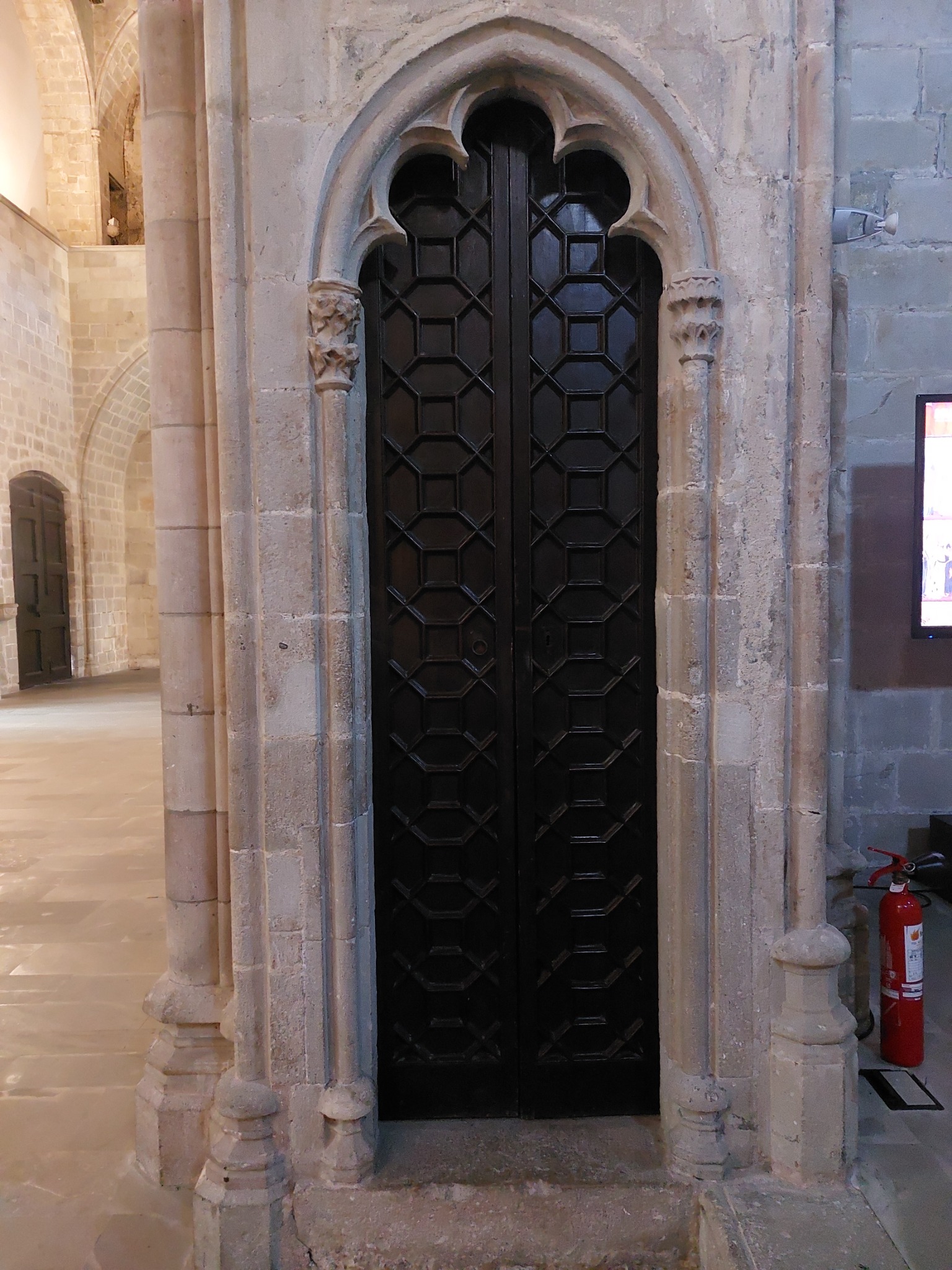 Fotografía de una puerta medieval tomada en el Museo de Historia de Barcelona